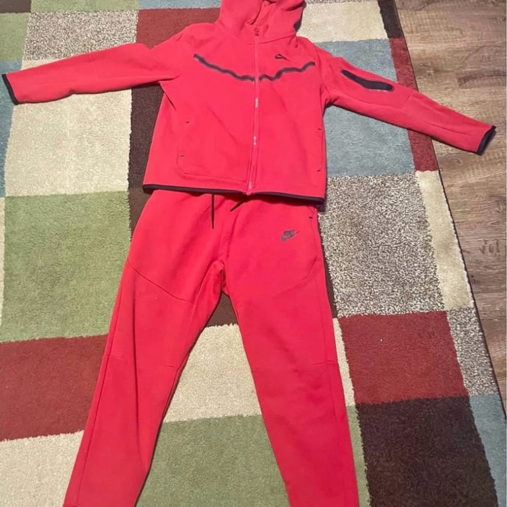 It a Nike tracksuit,all sizes are available,free shipping